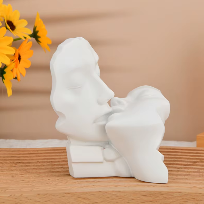 Abstrakti įsimylėjėlių skulptūra