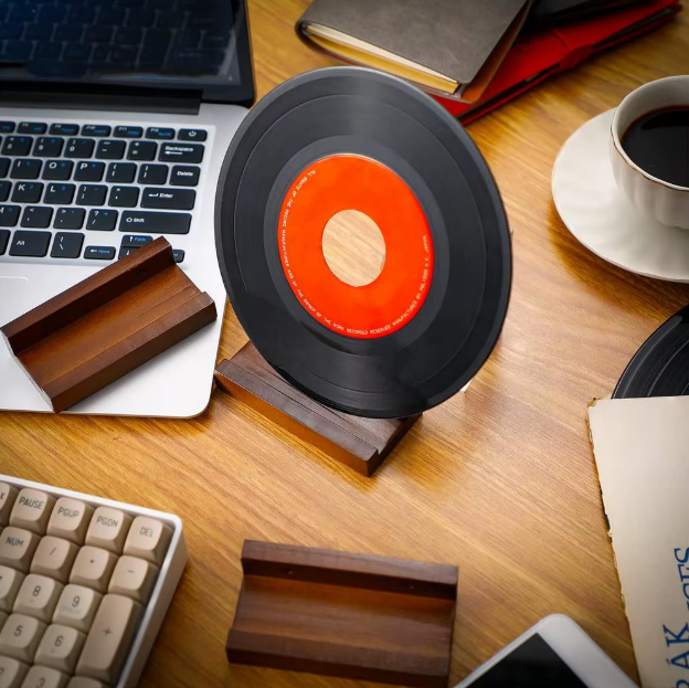 Medinis vinilo plokštelių laikiklis ant sienos