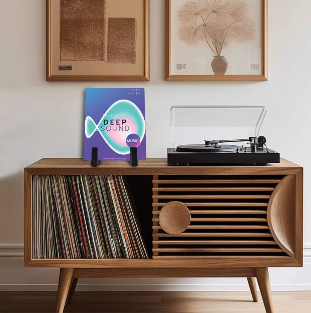Juodas metalinis vinilo plokštelių laikiklis stalui