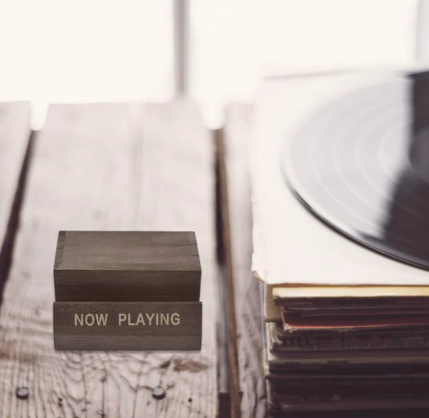 Medinis "Now Playing" vinilo plokštelių laikiklis