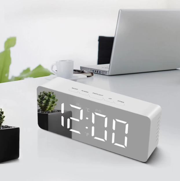 USB maitinamas skaitmeninis laikrodis