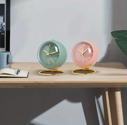 Stalo laikrodis su naktiniu apšvietimu