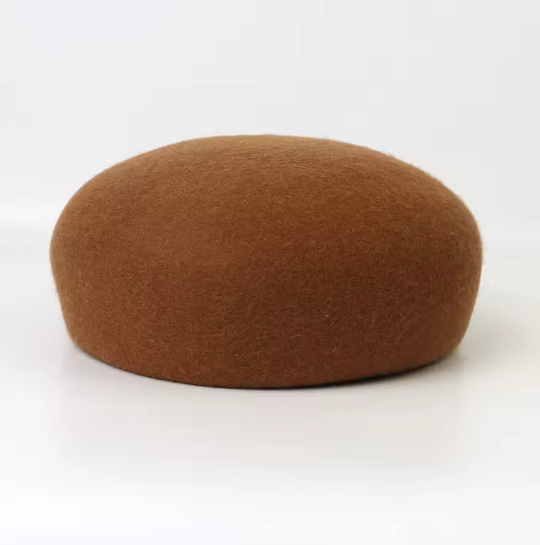 Elegancija su moderniu siluetu – dome top kepurė moterims