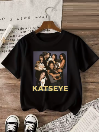 Vaikiški marškinėliai su KATSEYE, juodi