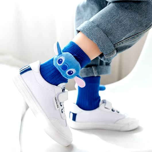 Stitch vaikiškos kojinės – mielos ir patogios 3D animacinės kojinės mažiesiems!